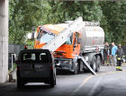 Il camion travolto dalla trave durante i lavori sulla strada dei Cacciatori Il camion travolto dalla trave durante i lavori sulla strada dei Cacciatori