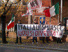 "Italiani si nasce, non si diventa" recita lo striscione di Forza Nuova "Italiani si nasce, non si diventa" recita lo striscione di Forza Nuova
