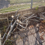 I rifiuti presenti alla pista d'atletica Zengarini di Fano