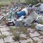 I rifiuti presenti alla pista d'atletica Zengarini di Fano