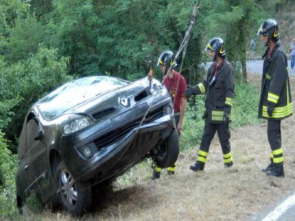 urbino-precipizio-auto