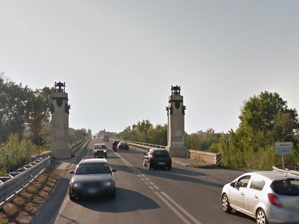 Il ponte sul fiume Metauro lungo la statale Adriatica 16 a Fano
