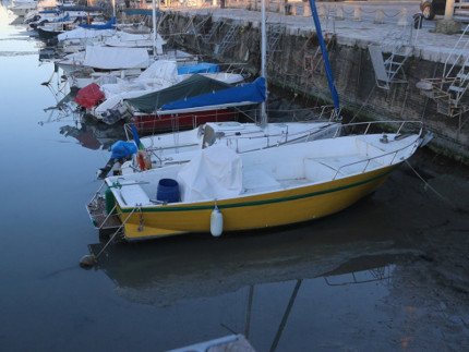 Il porto di Fano in secca: barche appoggiate sul fondale. Foto tratta da Facebook