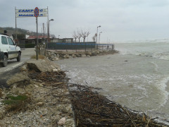 Maltempo a Pesaro: la mareggiata sta riempiendo la spiaggia di detriti