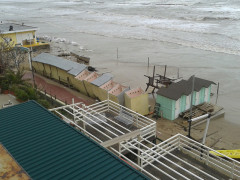 Maltempo a Pesaro: la mareggiata sta creando disagi e danneggiando le strutture sulla spiaggia