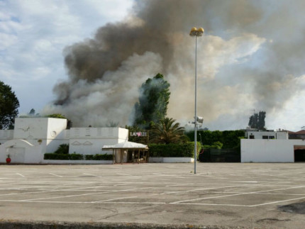 Il fumo esce da La Folie