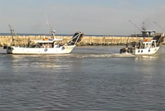 Le barche rimaste bloccate nei fanghi del porto di Fano nella mattinata di venerdì 26 giugno
