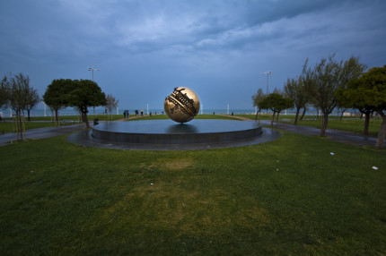 Piazza della Libertà, Palla di Pomodoro a Pesaro