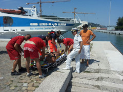 Le operazioni di soccorso di Croce Rossa e Guardia Costiera al porto di Pesaro
