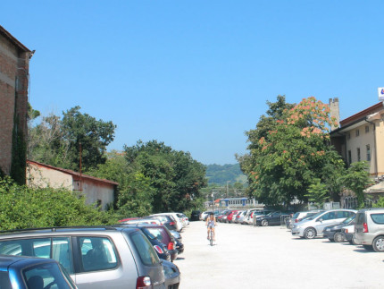 Parcheggio presso stazione Pesaro