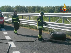 L'intervento in autostrada A14 per l'incendio di uno pneumatico nei pressi di Fano