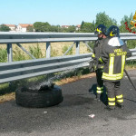 L'intervento in autostrada A14 per l'incendio di uno pneumatico nei pressi di Fano