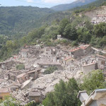 I soccorsi e i Vigili del fuoco a Pescara del Tronto, Ascoli Piceno, al lavoro per liberare dalle macerie persone e cose dopo il terremoto del 24 agosto 2016