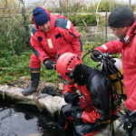 Vigili del fuoco e sommozzatori impegnati nelle operazioni di ricerca della persona di Senigallia scomparsa a Mondolfo