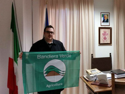 Davide Dellonti con la Bandiera Verde