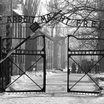 Il cancello del campo di concentramento di Auschwitz, Giornata della Memoria, 27 gennaio 1945