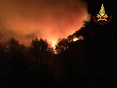 Un vasto incendio si è sviluppato sul Colle San Bartolo, nel pesarese