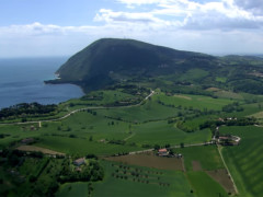 Panorama del promontorio del Monte Conero e delle sue campagne