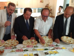 Presentazione della pizza celebrativa Rossini e Raffaello