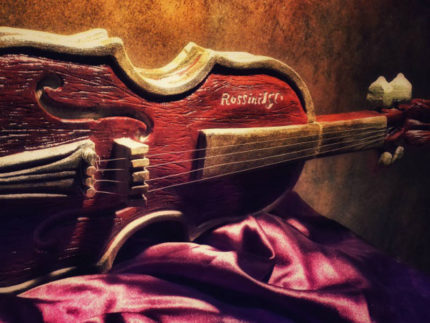 Violino in pietra dedicato a Gioachino Rossini