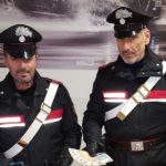I Carabinieri di Fano mostrano denaro falso e smartphone dopo l'arresto del 19enne di Senigallia