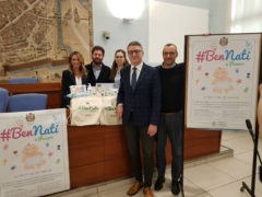 Matteo Ricci alla presentazione del baby kit di Farmacie Comunali