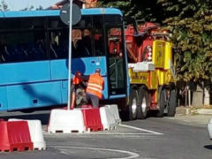 bus in panne finisce incastrato con il carroattrezzi