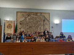 Bambini delle scuole elementari in visita presso l'aula consiliare di Pesaro