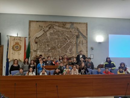 Bambini delle scuole elementari in visita presso l'aula consiliare di Pesaro