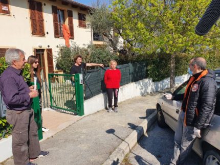 Mascherine consegnate dal sindaco di Pesaro Ricci ai cittadini di Monteciccardo