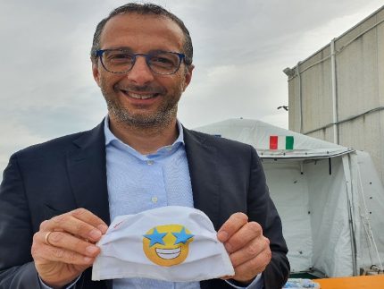 Il sindaco di Pesaro Ricci con le mascherine destinate ai bambini