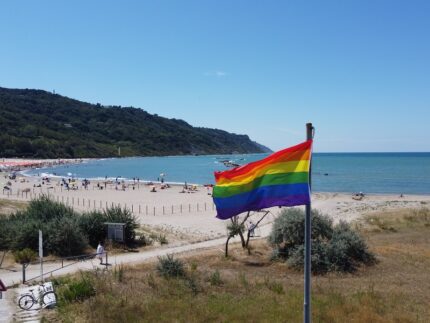 Bandiera arcobaleno issata a Baia Flaminia
