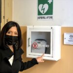 Mila Della Dora vicino al defibrillatore installato presso la Questura di Pesaro