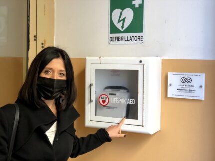 Mila Della Dora vicino al defibrillatore installato presso la Questura di Pesaro