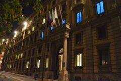 Palazzo delle Marche illuminato di blu