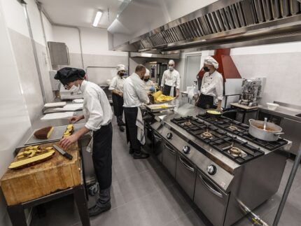 Laboratorio di cucina inaugurato all'istituto alberghiero di Piobbico