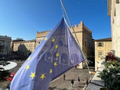 Bandiera europea a Pesaro in ricordo di David Sassoli