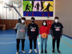 Mila Della Dora in compagnia di alcuni studenti