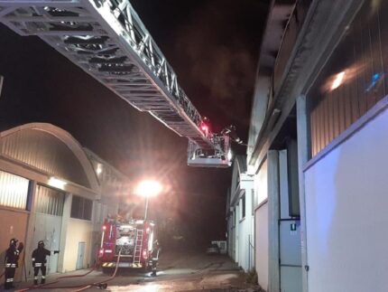 Incendio in un capannone di Pesaro