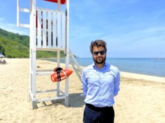 Riccardo Pozzi in spiaggia a Pesaro