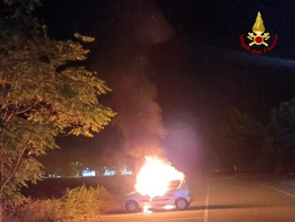 Auto in fiamme a Pesaro