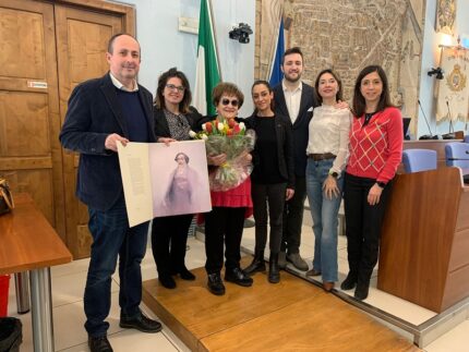 Franca Mercantini in visita al Consiglio comunale di Pesaro