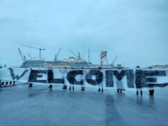 Striscione Welcome per l'arrivo dei migranti sulla nave Geo Barents