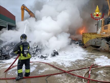 Incendio in un'azienda di Pesaro