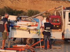 Materiale sequestrato sulla spiaggia di Pesaro