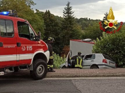 Automobile finita fuori strada nei pressi di Urbino