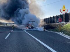 Tir in fiamme sull'A-14 nei pressi di Fano