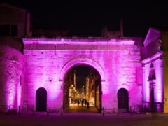 Fano, Arco di Augusto illuminato di rosa per il Giro d'Italia