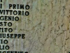 Svastica sul Monumento ai Caduti di Isola del Piano