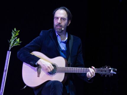 Neri Marcorè in "La buona novella"